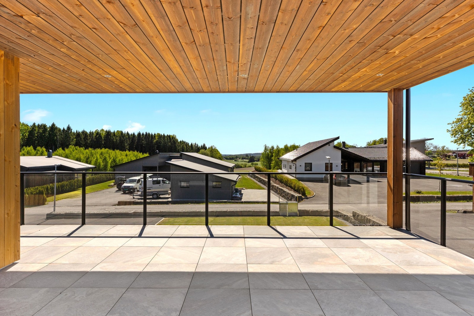 Eiendommen har store fine terrassearealer. Deler er takoverbygget med downlights som gir en kjempe fin effekt på kveldstid Galleribilde