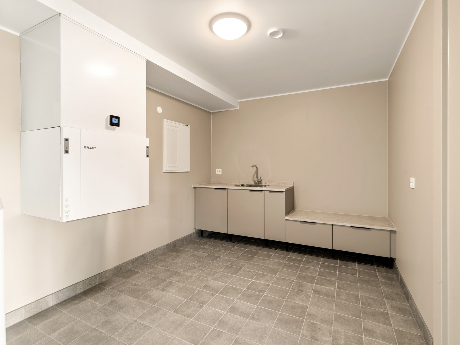 Eget vaskerom i 1.etg. med teknisk installasjon som aggregat til balansert ventilasjon Galleribilde