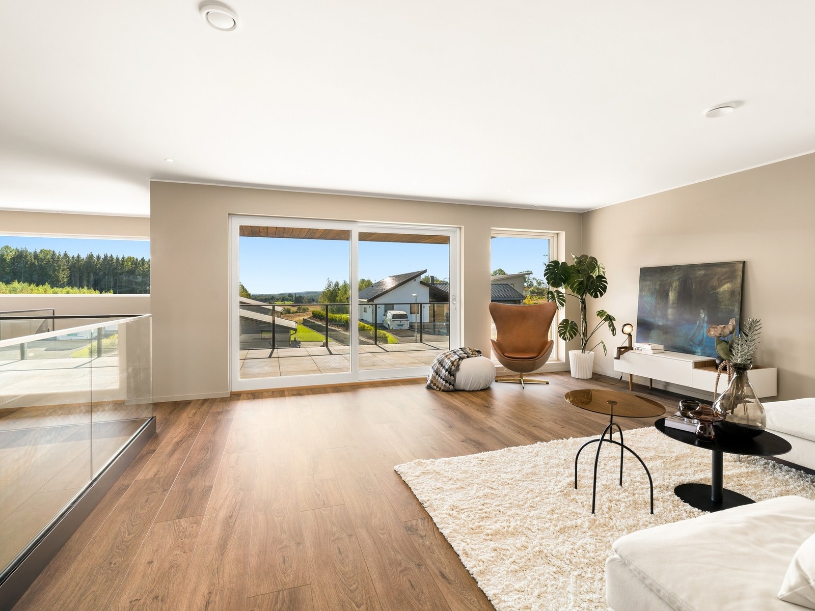 Meget gode lysforhold og deilig utsikt ut. Galleribilde