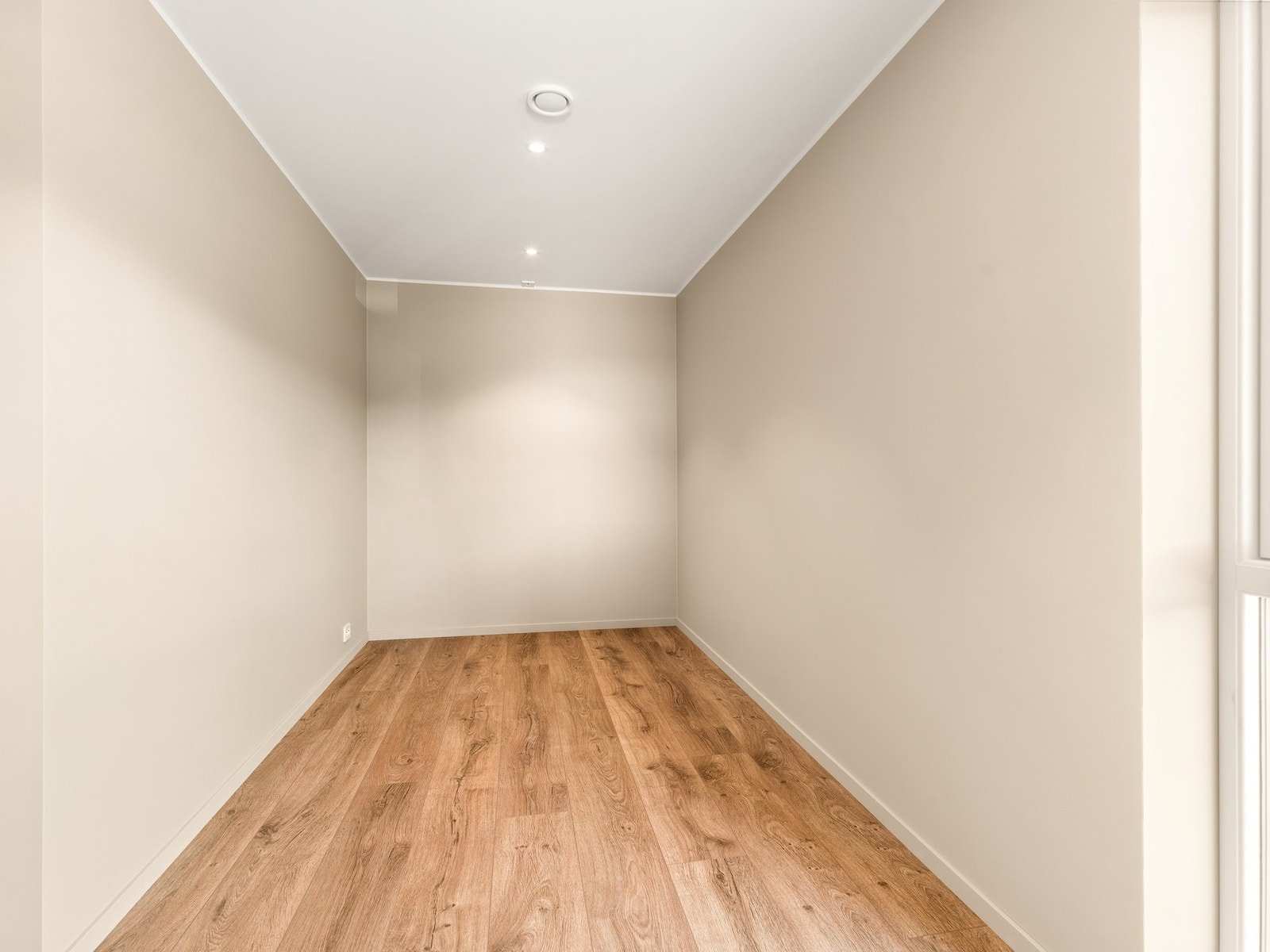 Soverom nr 2 har meget god plass til garderobeløsning Galleribilde