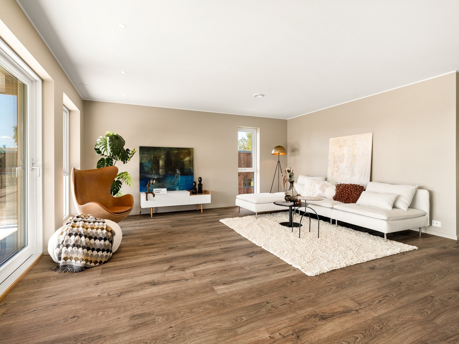 Lys og stor stue med store vindusflater Galleribilde