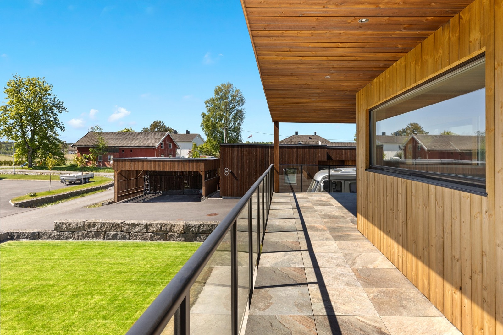 Det ligger flere pene nyoppførte boliger i samme gate. Galleribilde