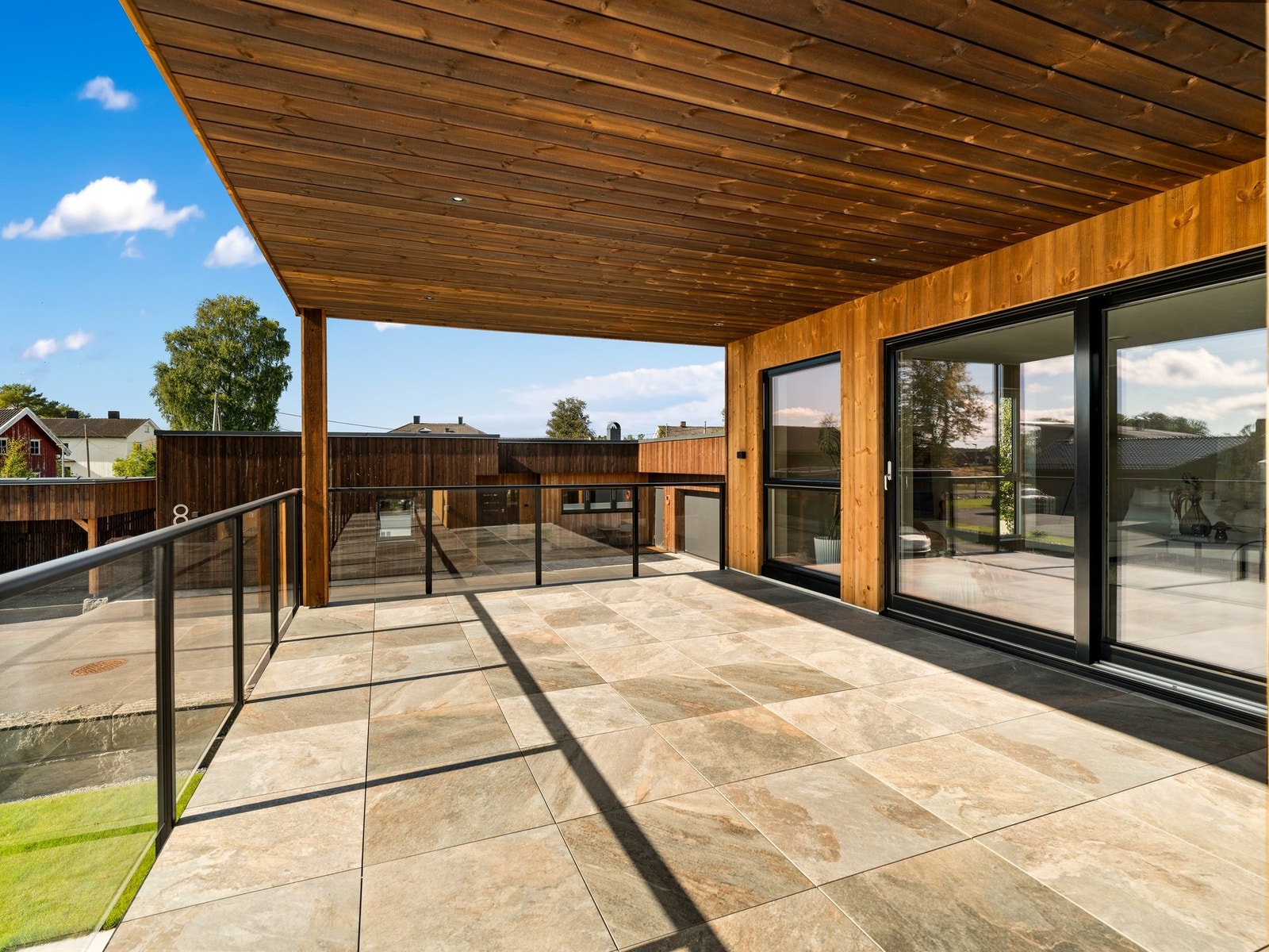 Stor veranda med takoverbygg Galleribilde