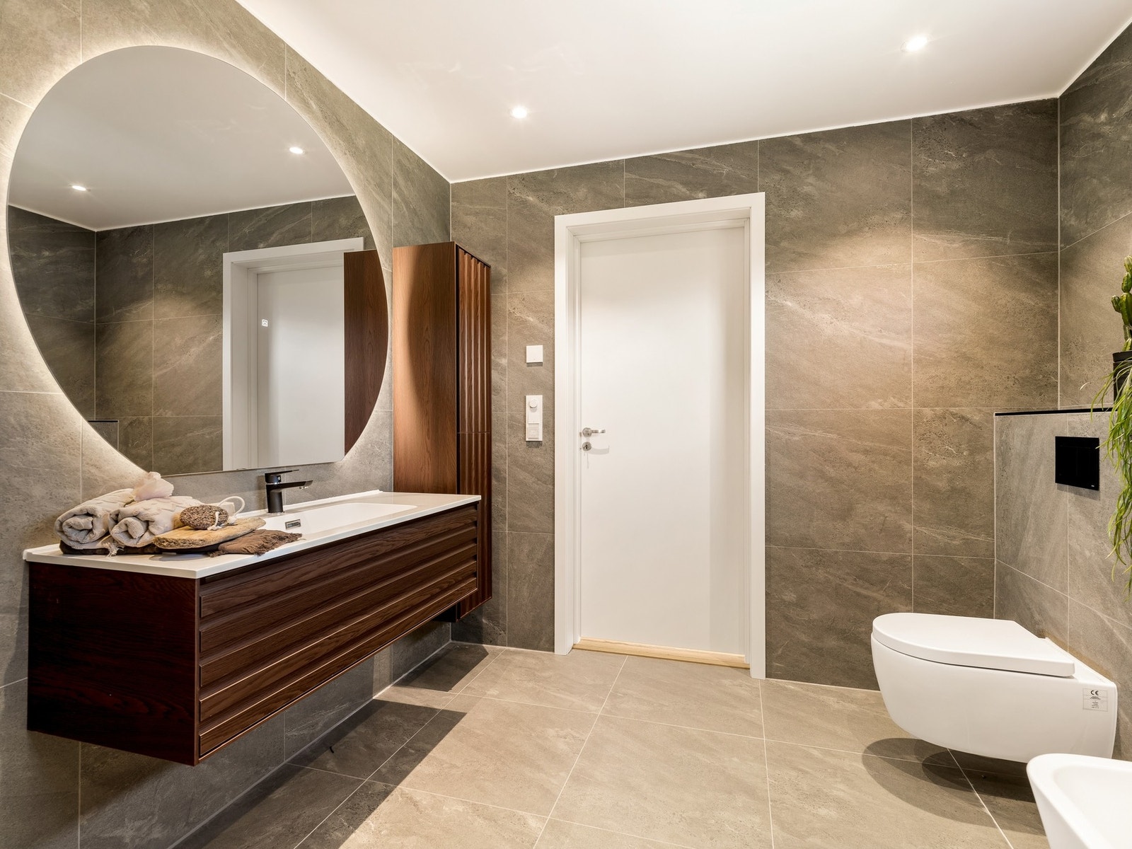 Moderne innredning og vegghengt toalett Galleribilde