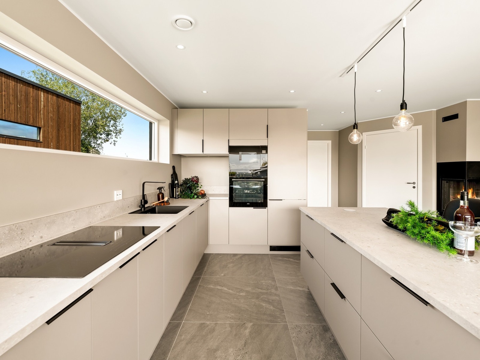 Godt med skap- og benkeplass komplettert med hvitevarer Galleribilde