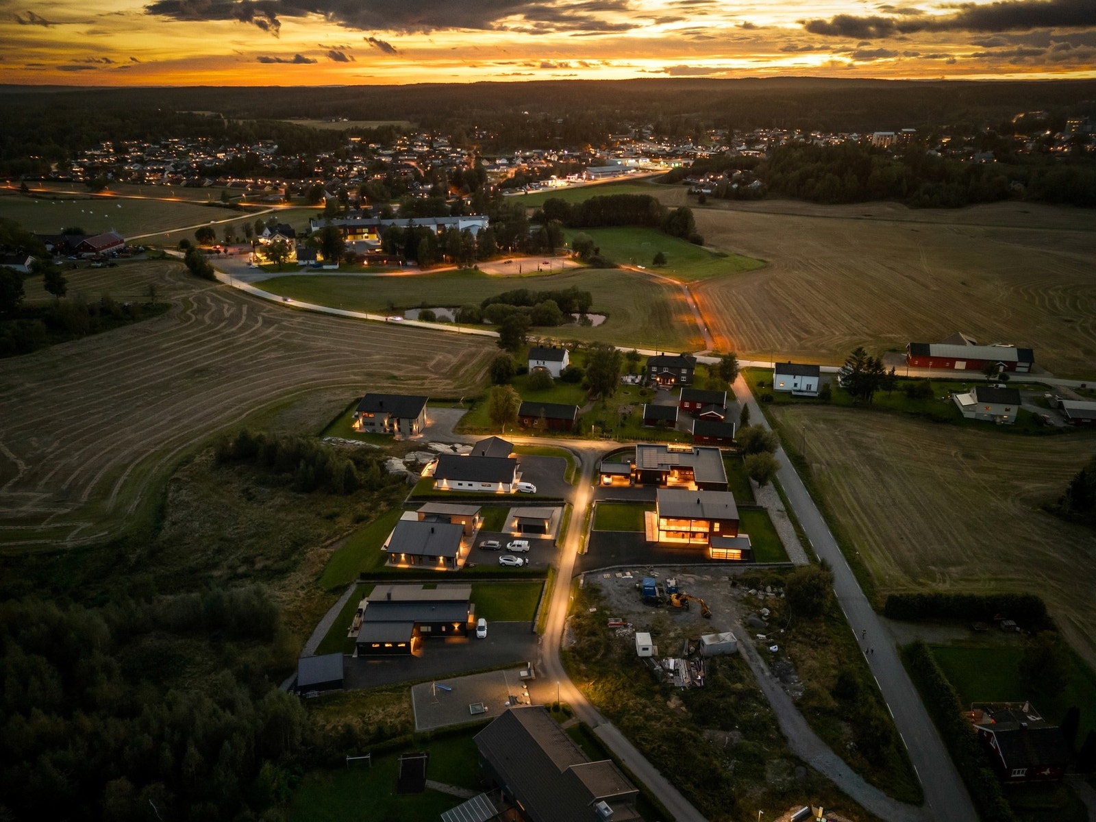 Eiendommen ligger i et hyggelig og nyere boligområde i landlige omgivelser med kort avstand inn til Skiptvet sentrum med skoler og butikker m.m. Galleribilde
