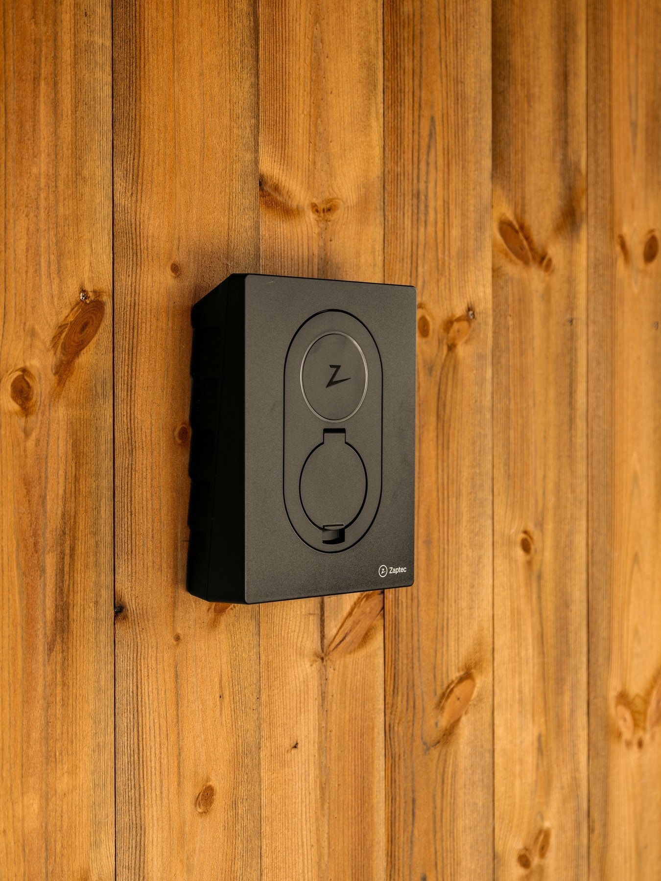 Elbil lader i carport er montert Galleribilde