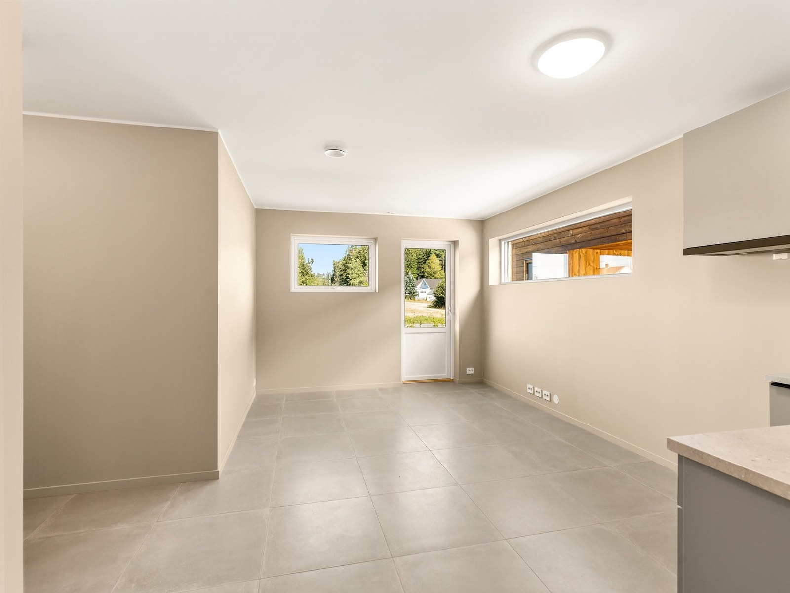 Kombinert stue/kjøkken i hybel Galleribilde