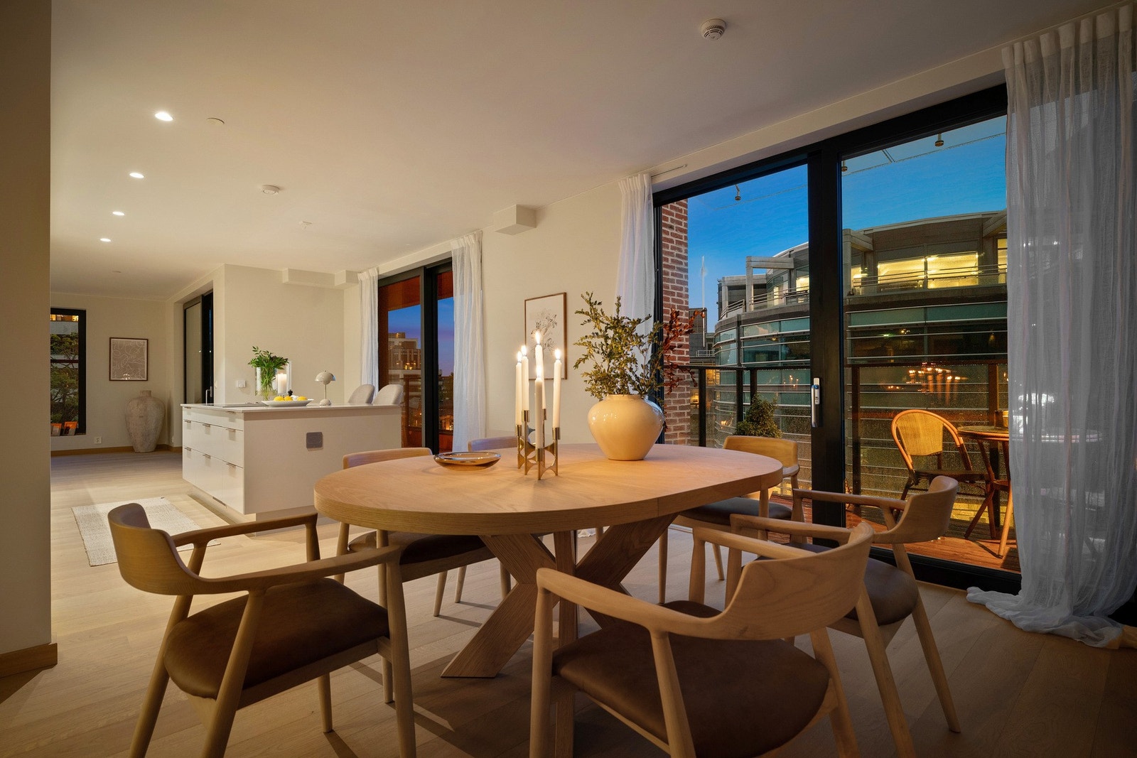 Smakfull og funksjonell kjøkkeninnredning som står i stil til leilighetens veggflater og materialer Galleribilde