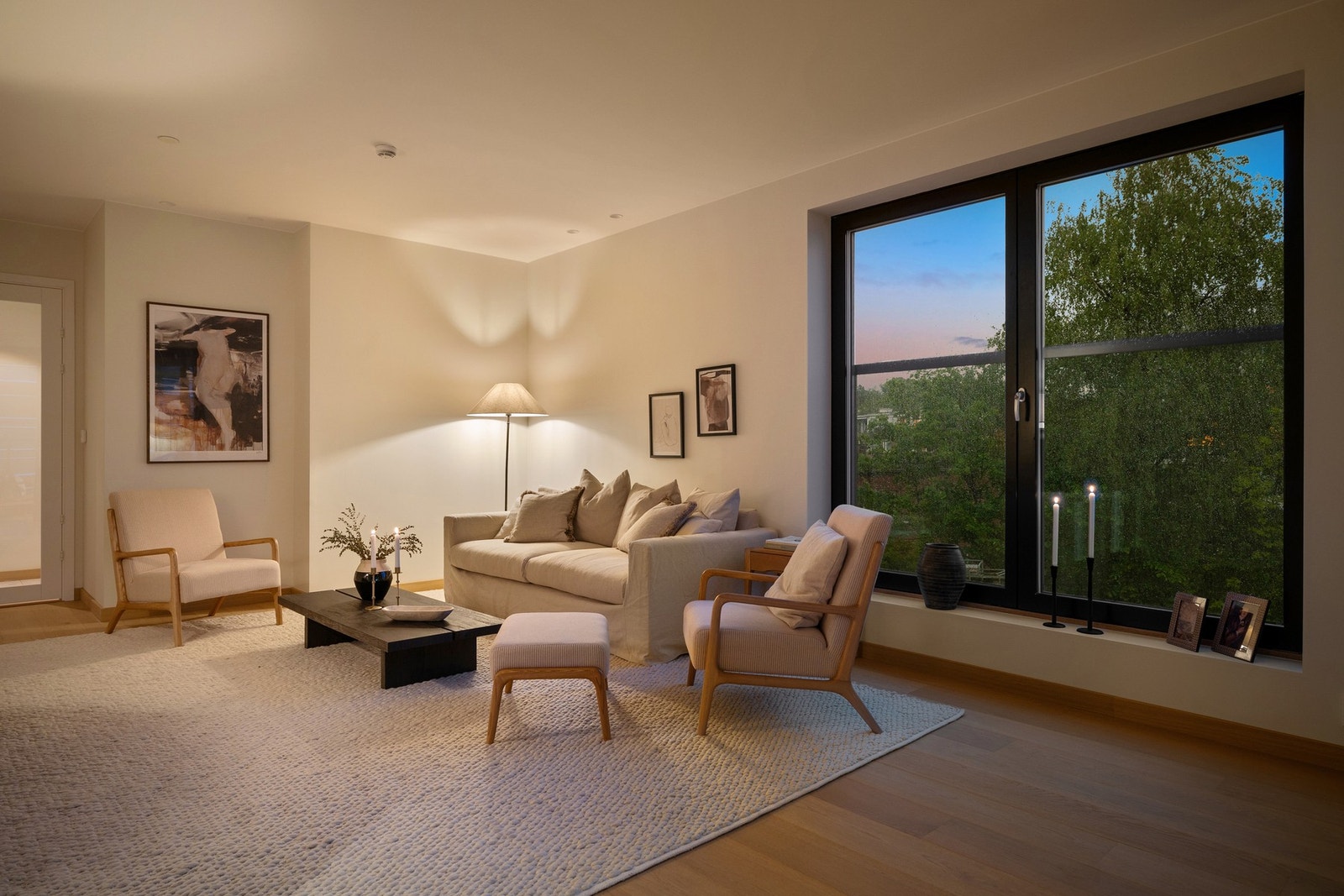 Kveldsstemning, stue med god takhøyde og store vindusflater. Galleribilde