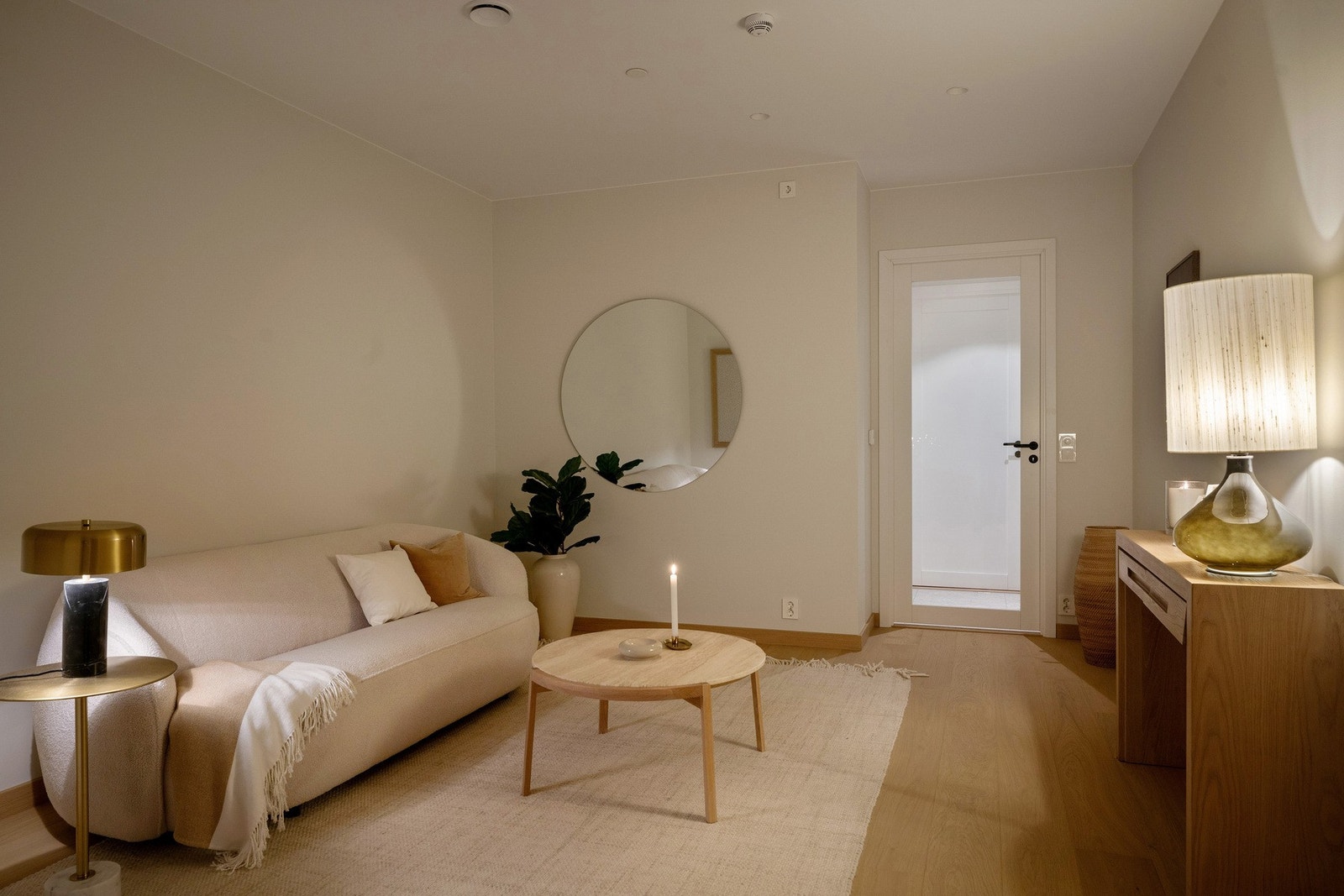 Tv-stue/bibliotek med skyvedører mot spisestuen Galleribilde