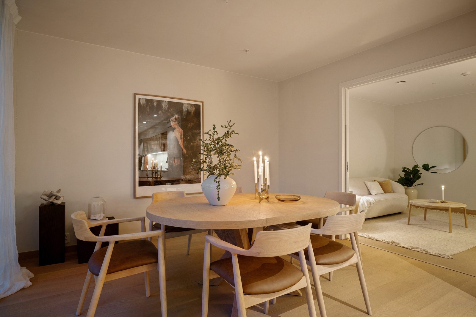 Spisestue med direkte inngang til Tv-stue/bibilotek. Galleribilde