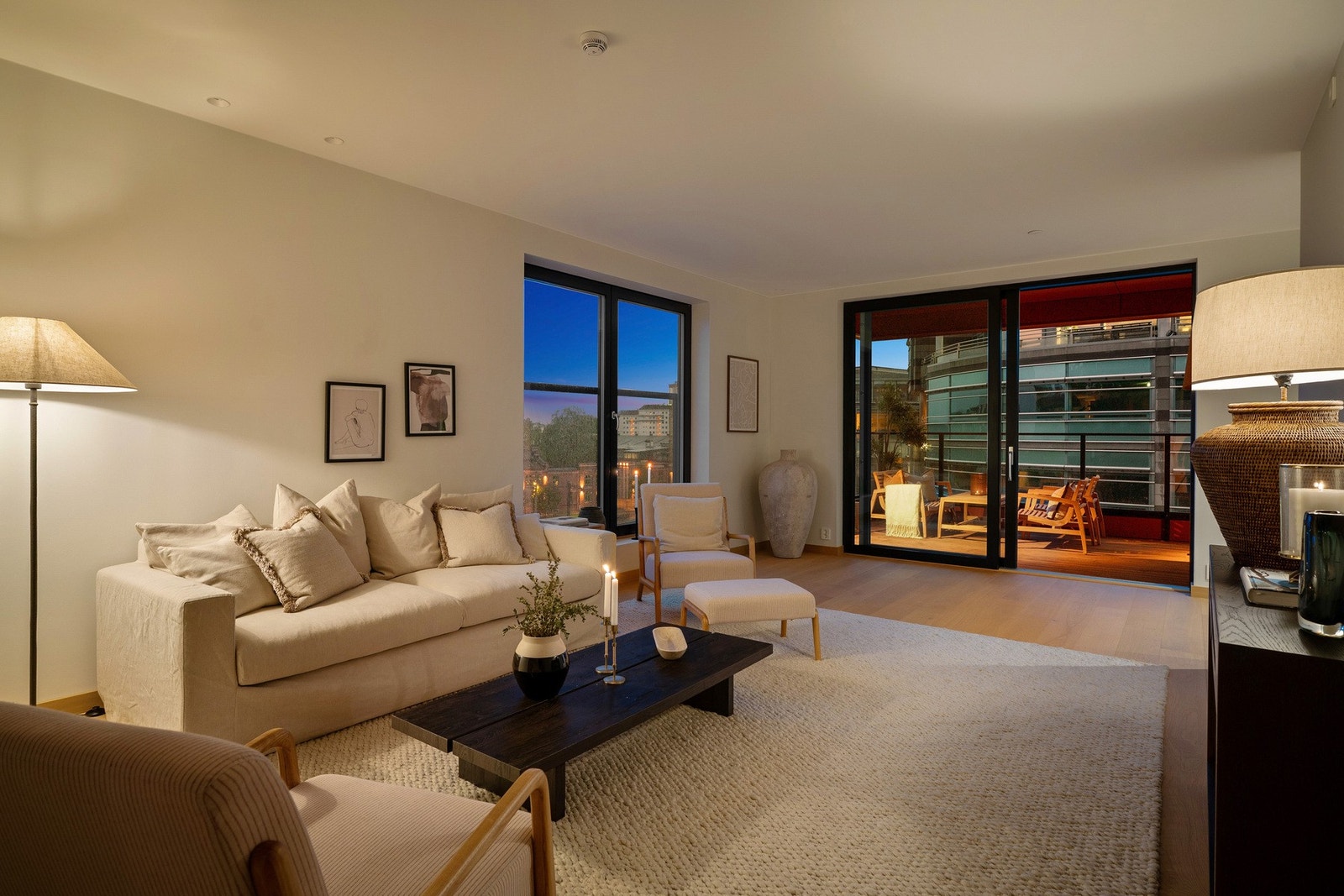 Fra stuen er den adkomst til lun og hyggelig terrasse. Galleribilde