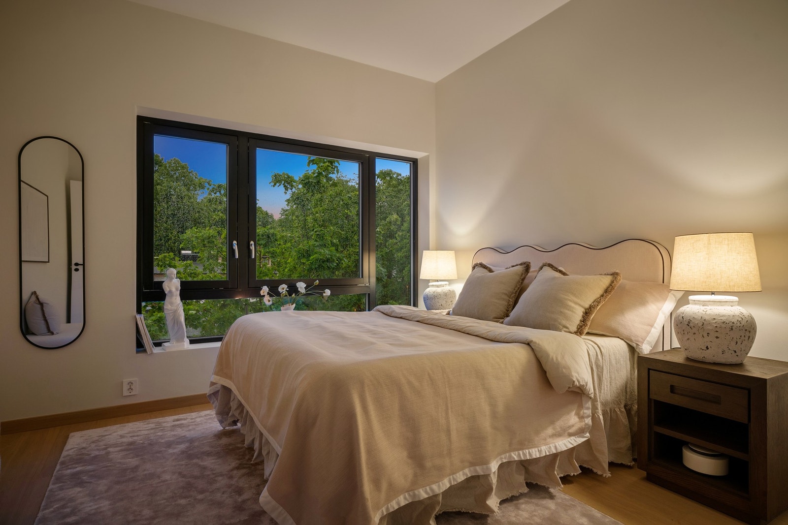 Hovedsoverom med store vindusflater vendt mot rolig villaområde i Prinsessealléen Galleribilde