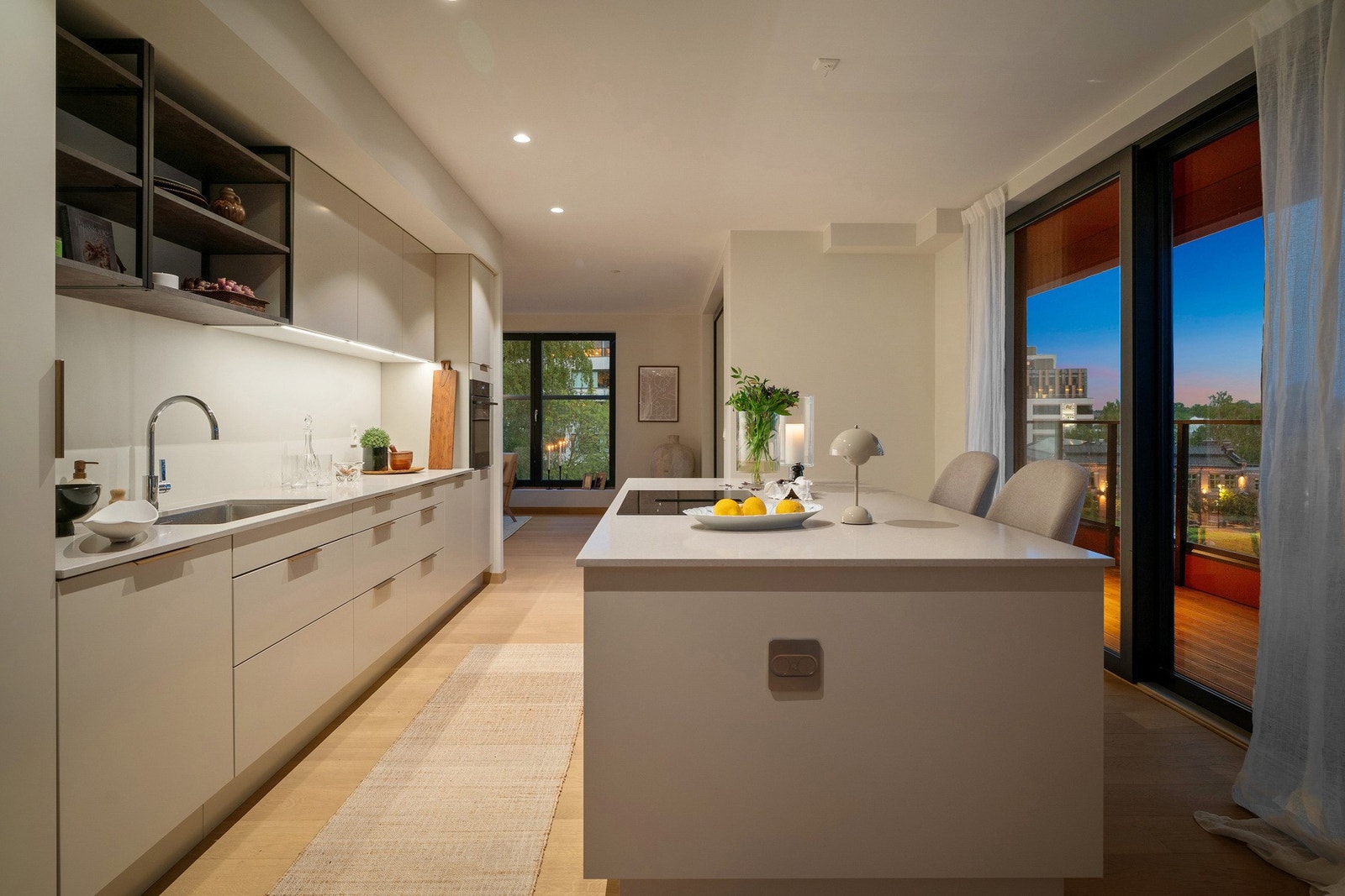 Kveldsstemning, leiligheten er gjennomgående med flotte lysflater fra tre sider. Galleribilde