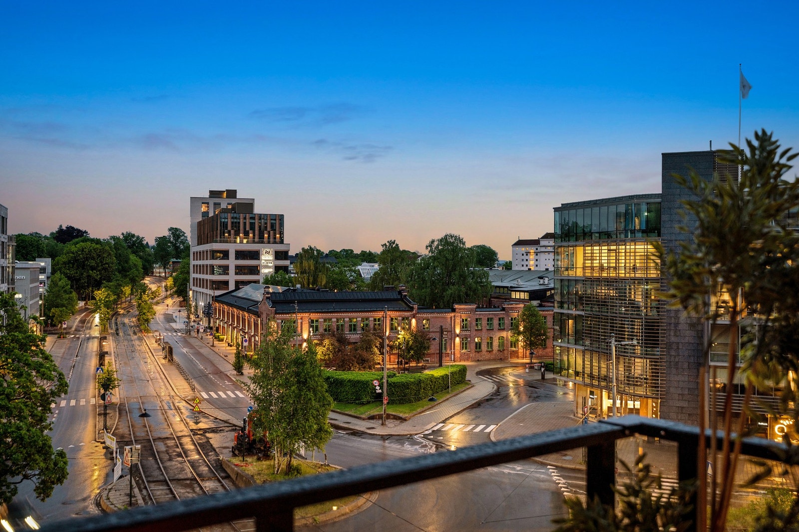 Stor vestvendt og solrik terrasse med overbygg og urban utsikt over Thune/Madserud. Galleribilde