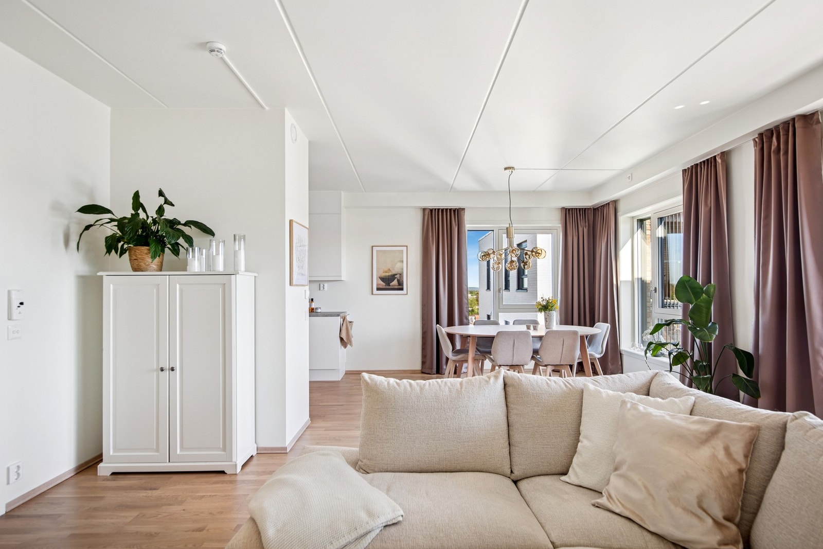 Stort og sosialt allrom - perfekt for sammenkomster med familie eller venner. Galleribilde