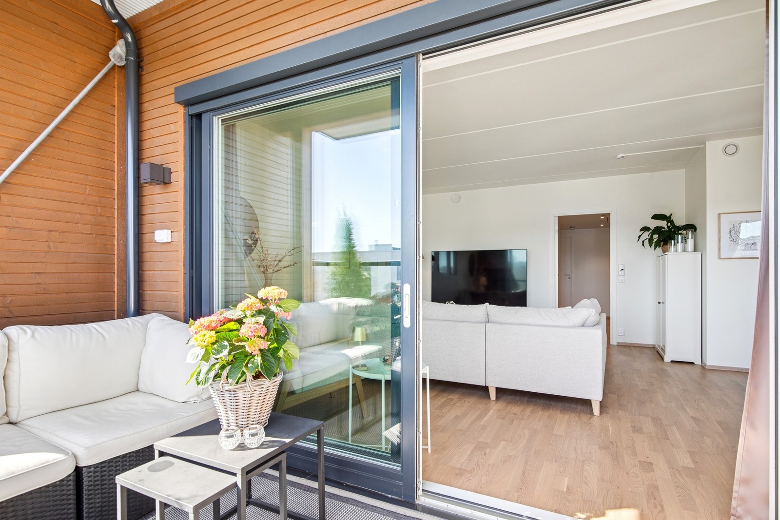 Balkongen har god plass for det man måtte ønske av utemøblement. Galleribilde