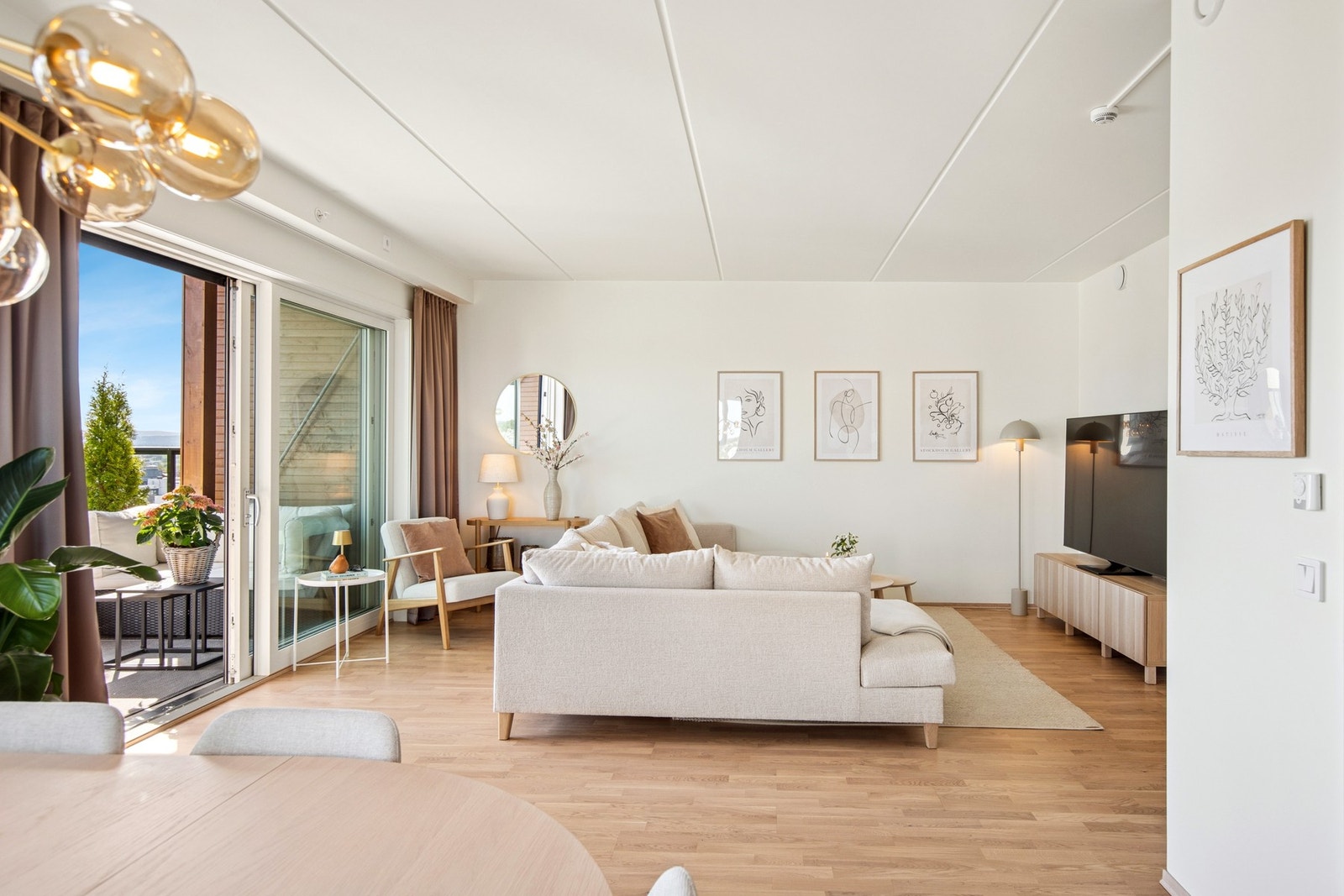 Lys og fin stue med gode møbleringsmuligheter. Galleribilde