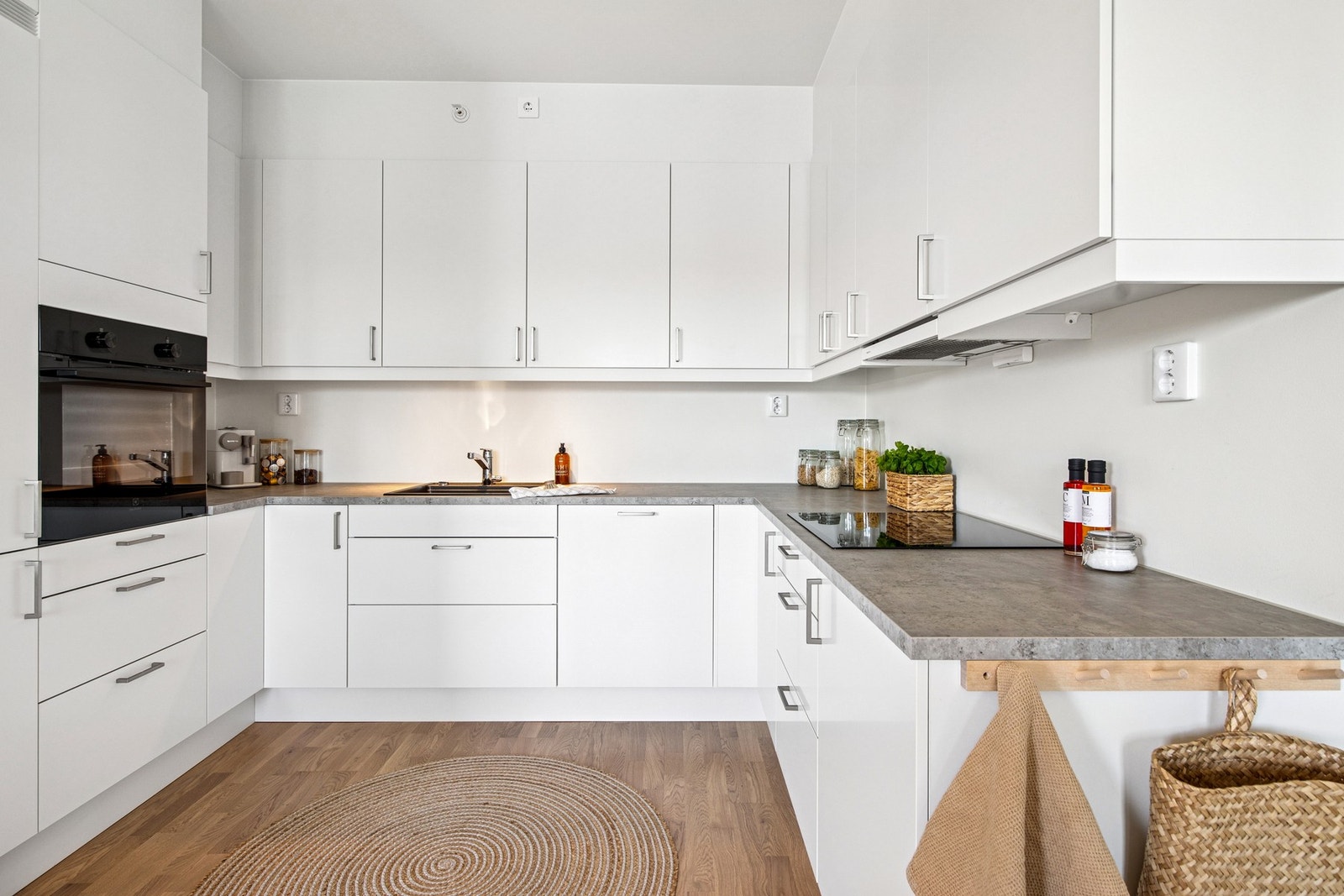 Stort kjøkken med glatte fronter og laminert benkeplate. Galleribilde