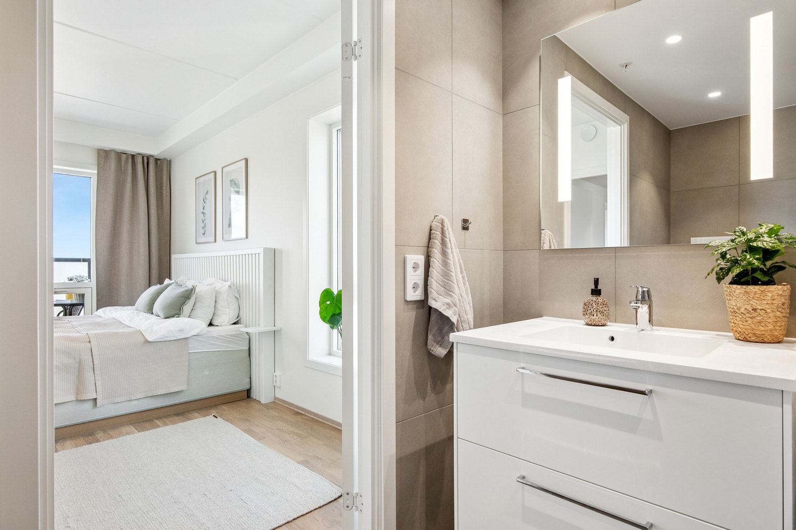 Hovedsoverommet har et eget tilknyttet baderom for ekstra komfort. Galleribilde