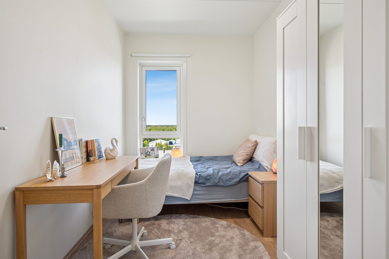 Alle soverommene har plass for klesoppbevaring og annet enkelt møblement, i tillegg til seng. Galleribilde