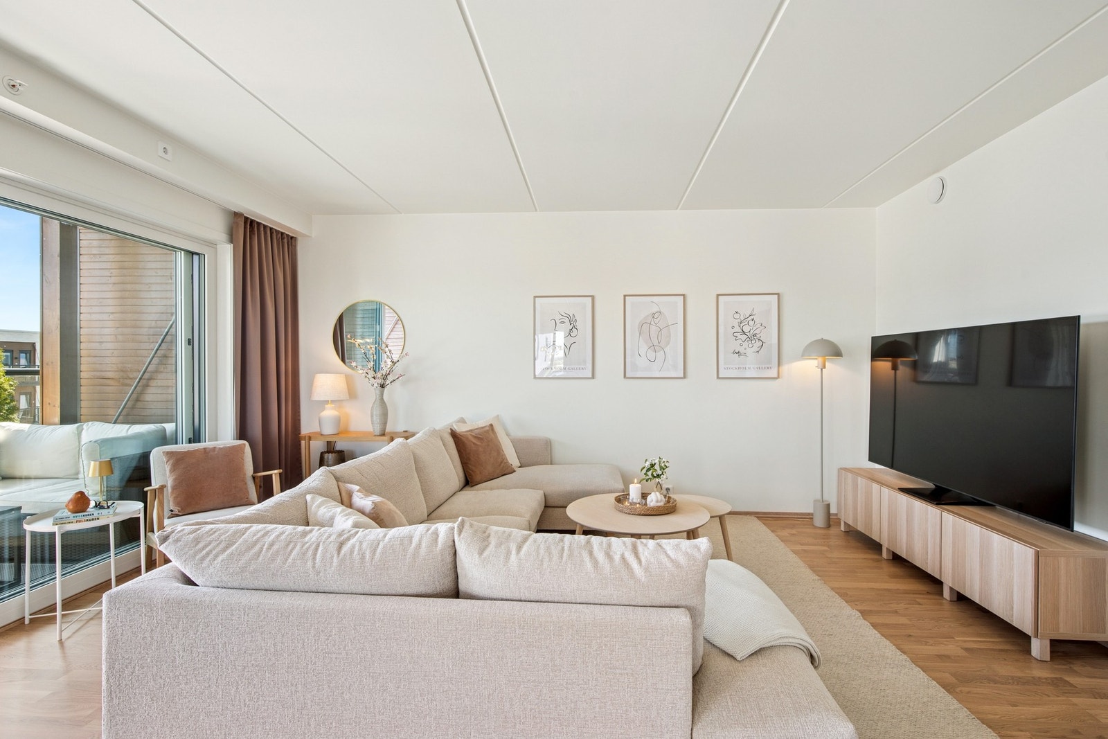 Stuen har store vindusflater som slipper inn rikelig med naturlig dagslys. Galleribilde