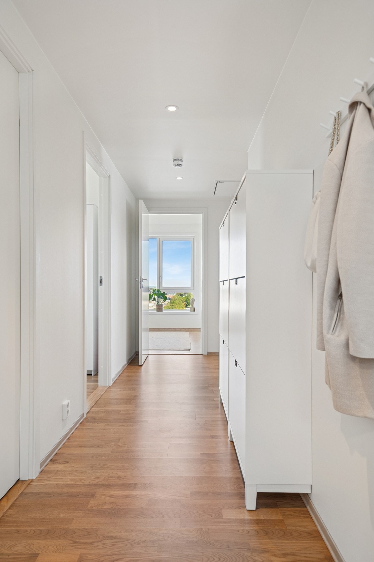 Leiligheten har stue og kjøkken i åpen løsning med utgang til en lekker balkong, tre gode soverom, to baderom og hall/entré. Galleribilde