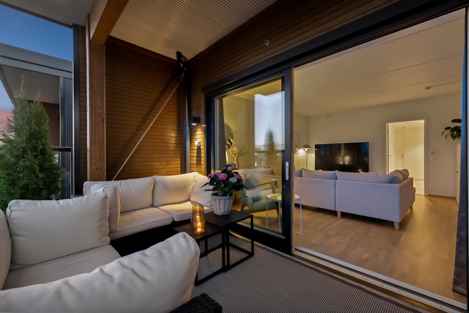 Fra stuen følger en flott uteplass. Galleribilde