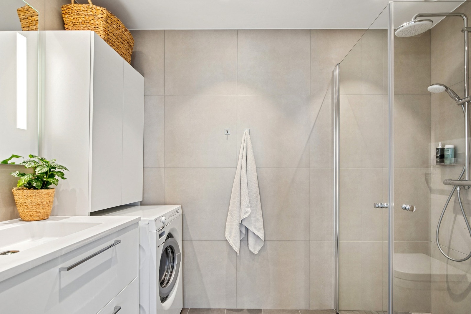 Baderommet har også opplegg for vaskemaskin, servantinnredning og dusjhjørne. Galleribilde