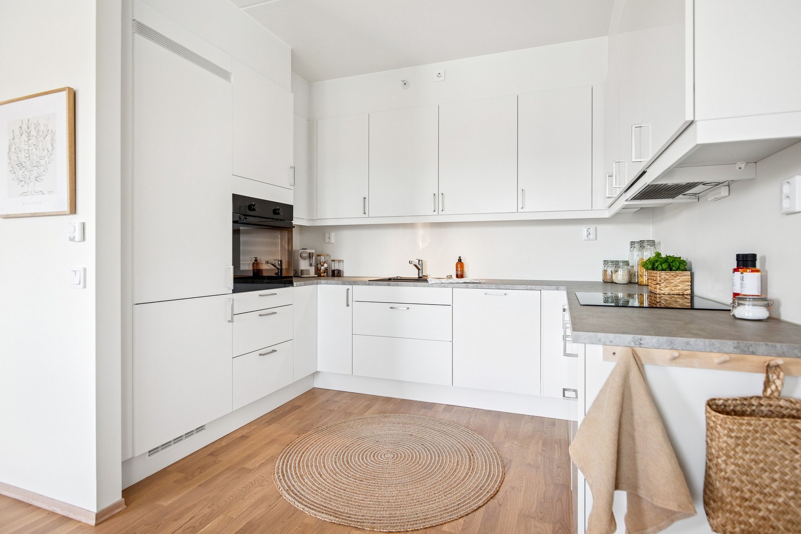 Her har du gode arbeidsflater og godt med plass i både skuffer og skap. Galleribilde