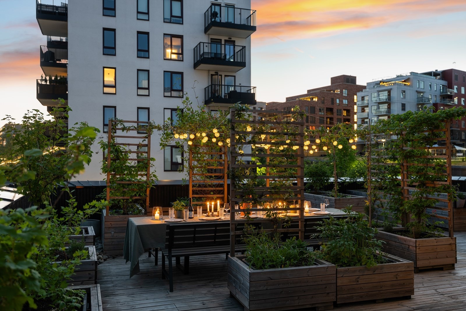 Stemningsfull belysning setter tonen for kveldsopphold ute. Galleribilde