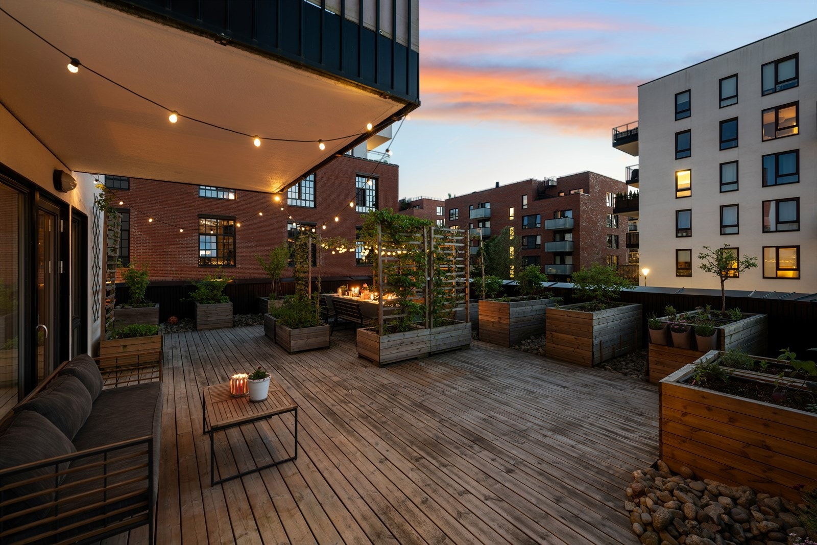 Uteplassen rommer flere brukssoner, inkludert spise- og loungeområde. Galleribilde