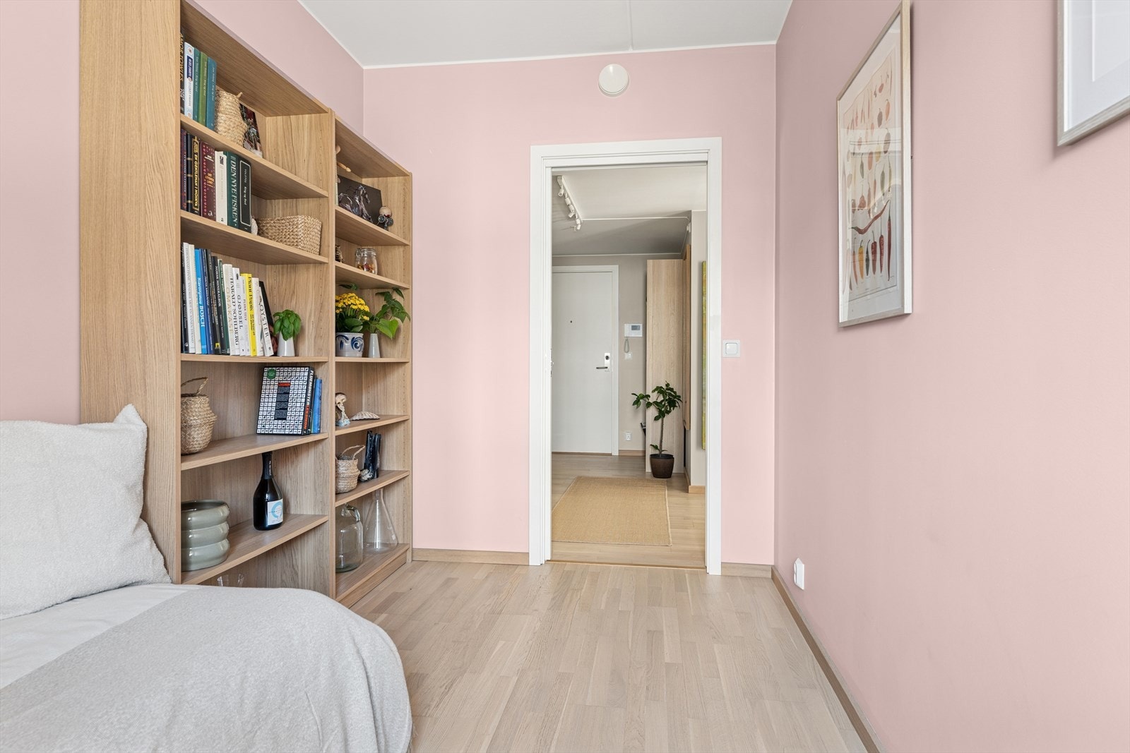 Romslig og lyst soverom med mulighet for fleksibel møblering. Galleribilde