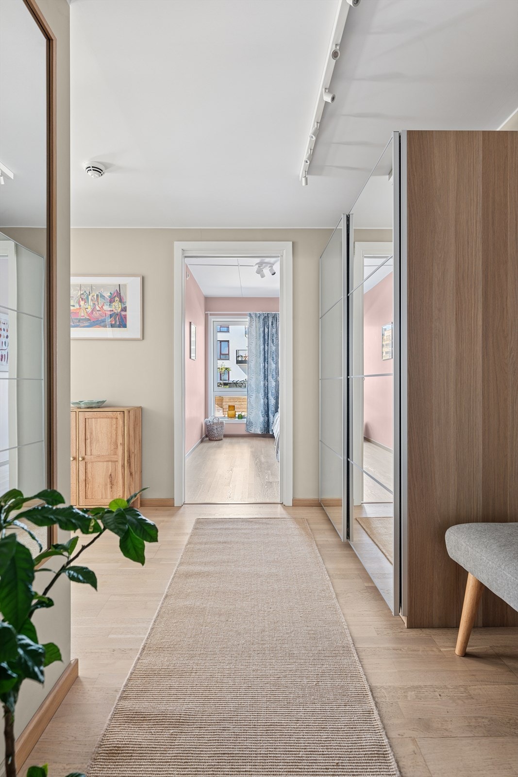 Lys og romslig entré med god plass til oppbevaring skyvedørsgarderobe. Galleribilde