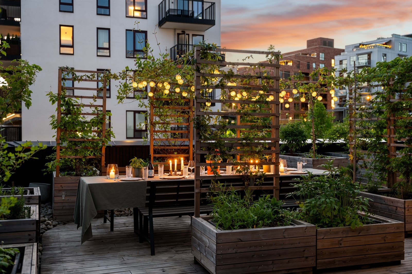 Dette er en fantastisk 3-romsleilighet med en privat 110 kvm uteplass som man kan både nyte på dagtid og kveldstid. Galleribilde