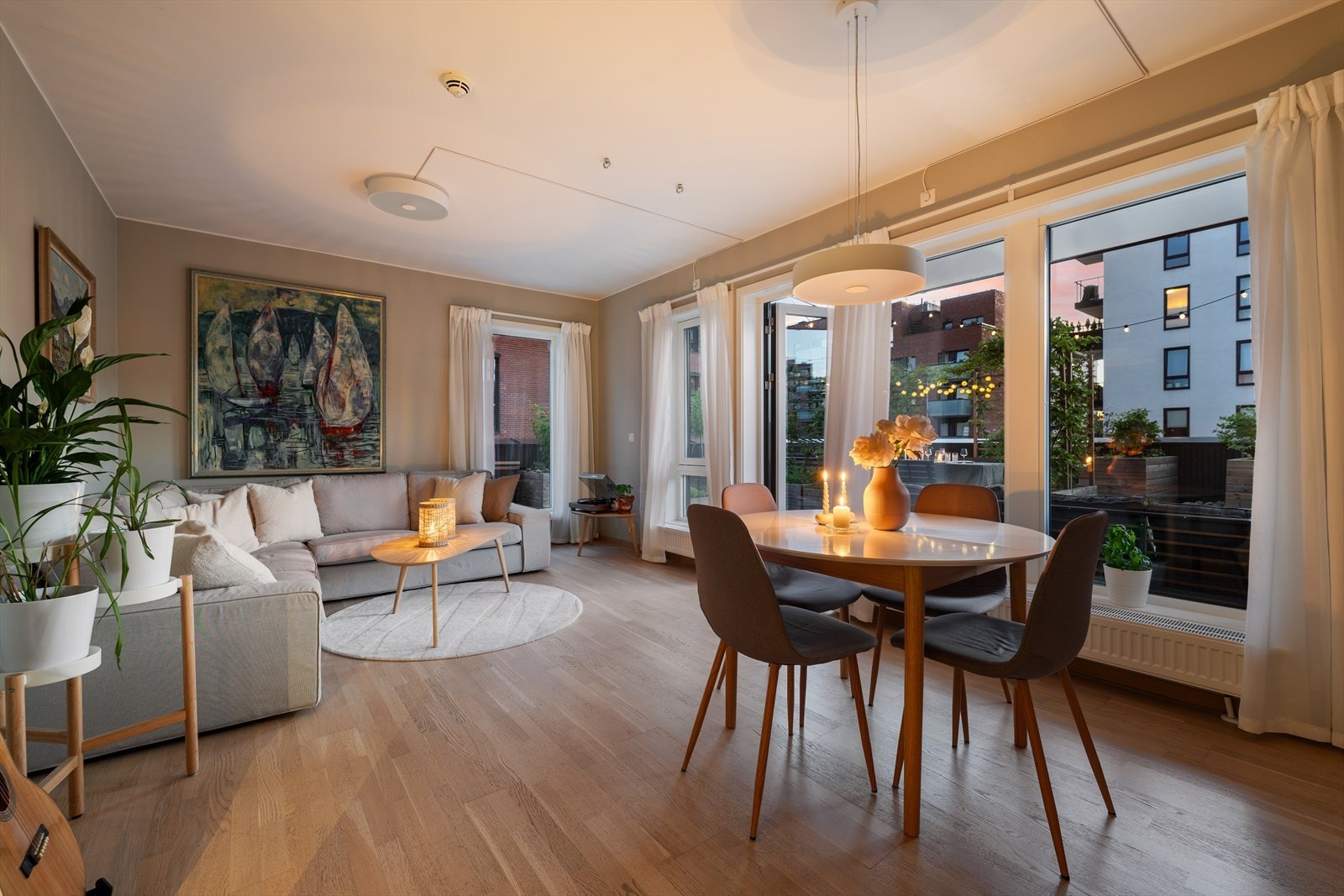 Åpen og innbydende stue med plass til flere sosiale soner. Galleribilde