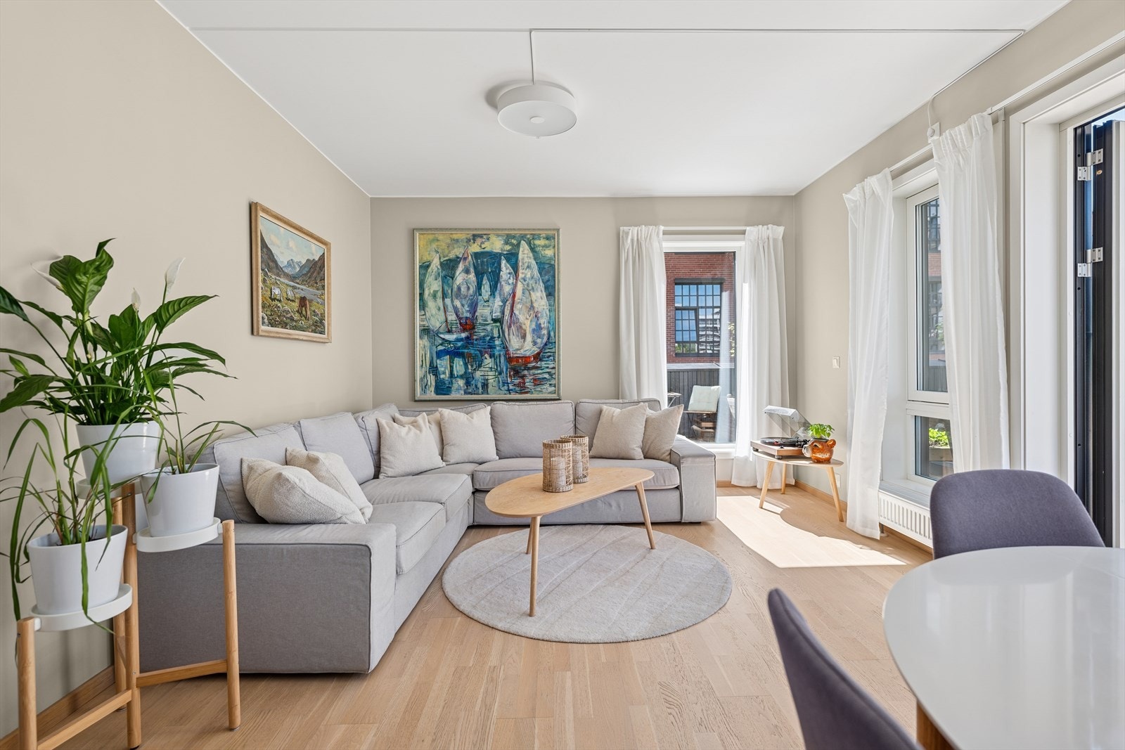 Stuen har god plass til både komfortabel sofagruppe og andre møbler. Galleribilde