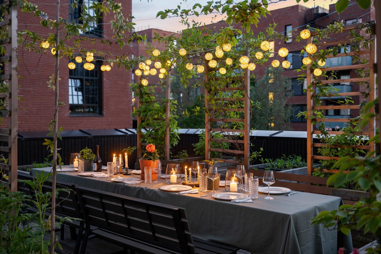 Siden leiligheten har en så utrolig stor uteplass er det enkelt å møblere med ulike sosiale soner. Alt fra spisebordsløsning, utekjøkken, lekekrok og hva enn man ønsker. Galleribilde