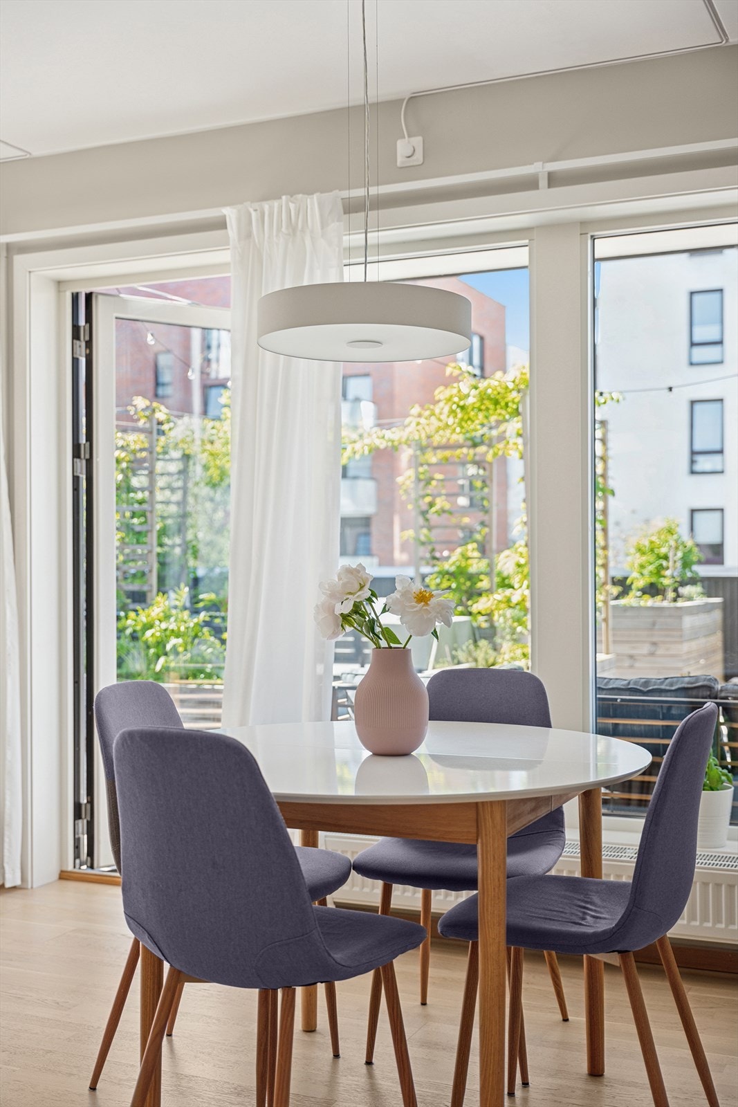 Spisebordløsning i åpen forbindelse med stuen - ideelt for samvær. Galleribilde