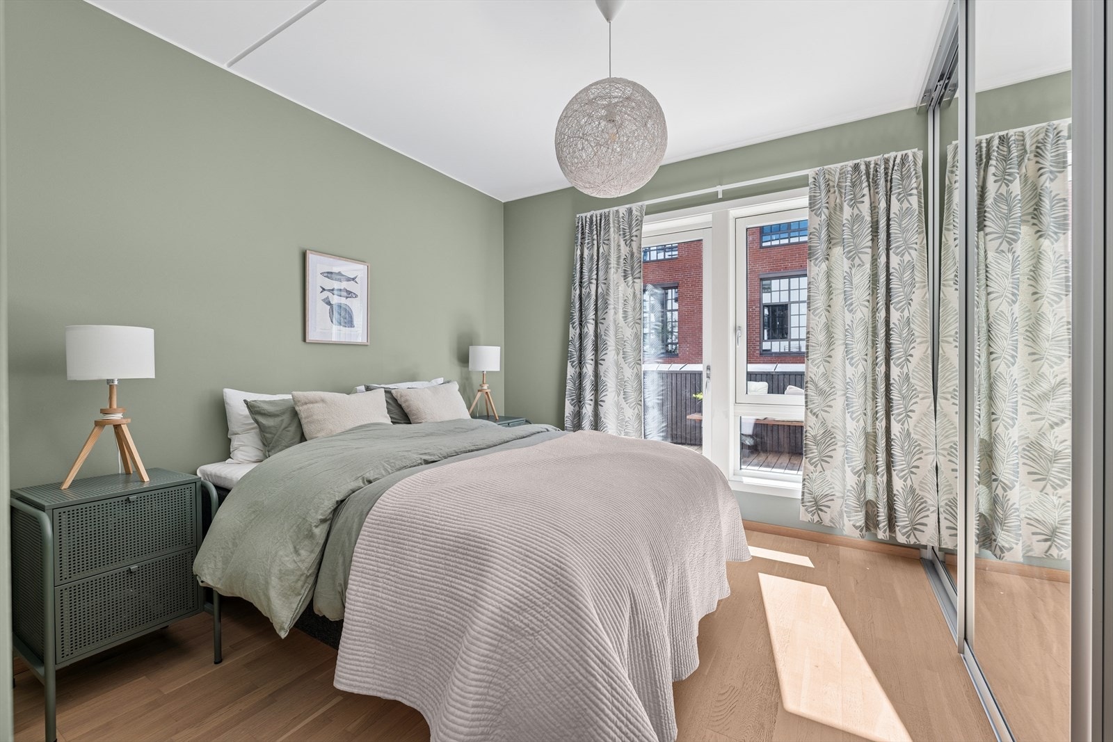 Hovedsoverom med god plass til dobbeltseng og nattbord. Galleribilde