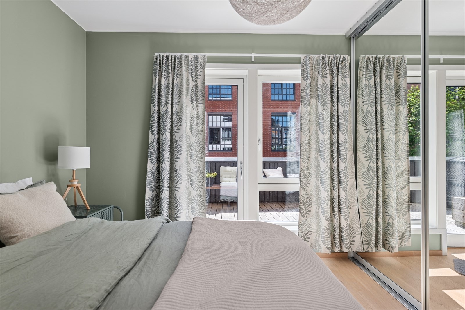 Det er utgang til takterrassen fra hovedsoverommet. Galleribilde