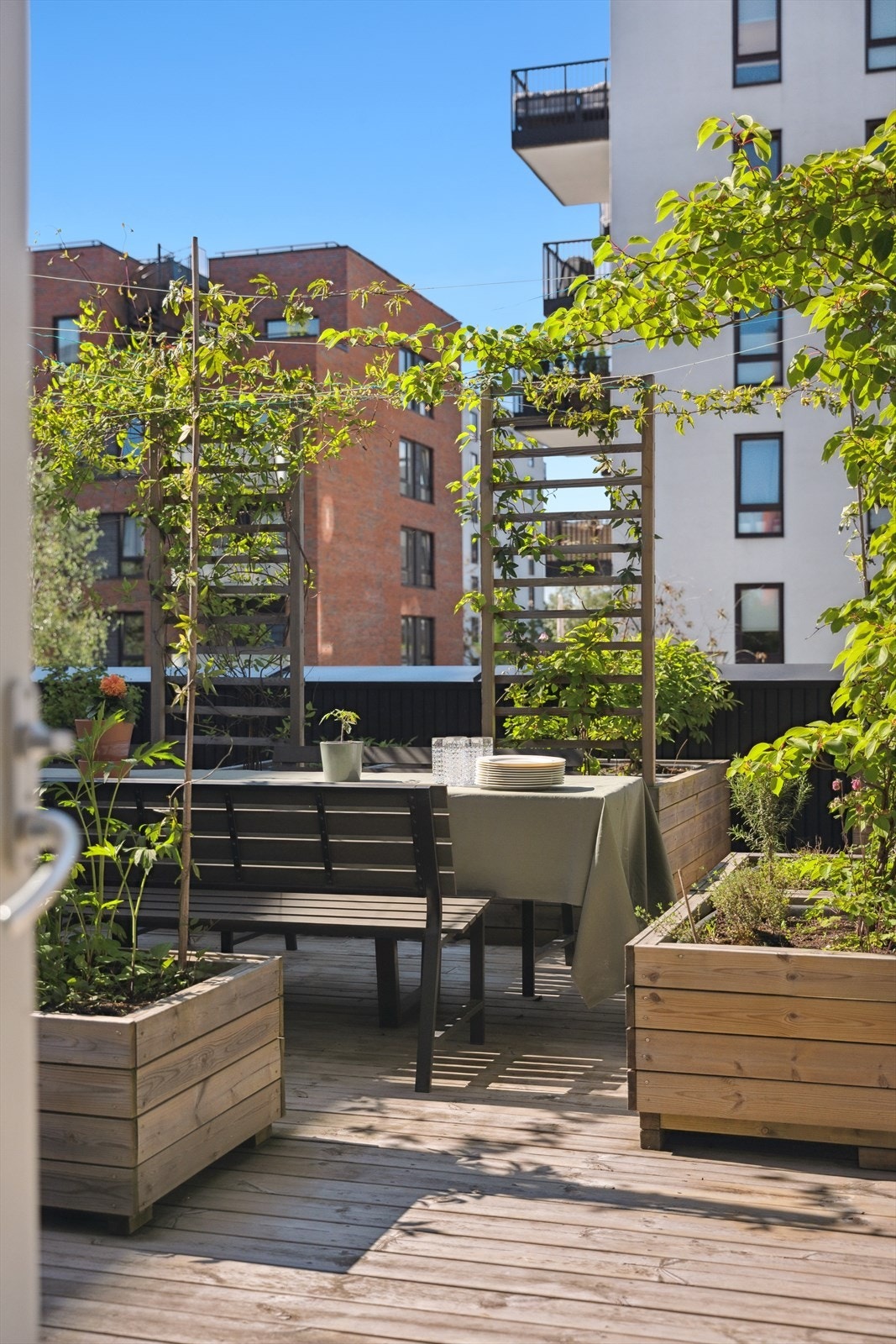 Romslig uteplass med plass til både middagsselskap og solstoler. Galleribilde