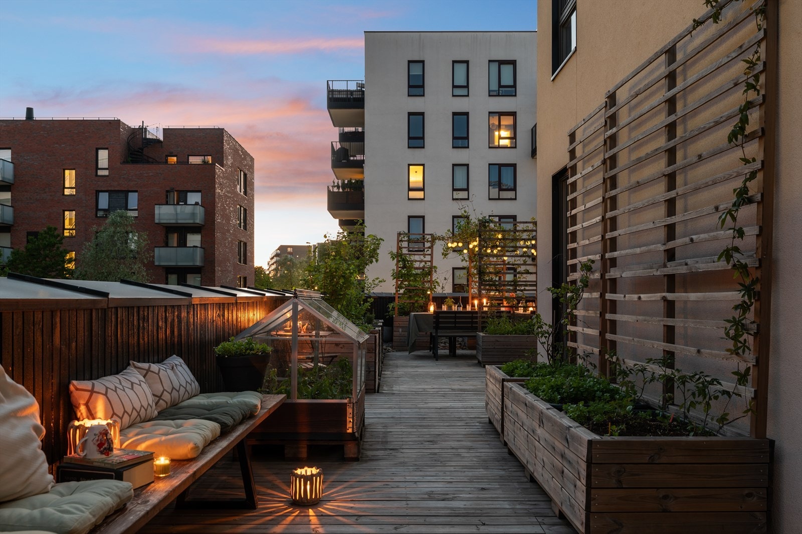 Nyt lange sommerkvelder på denne romslige takterrassen. Galleribilde