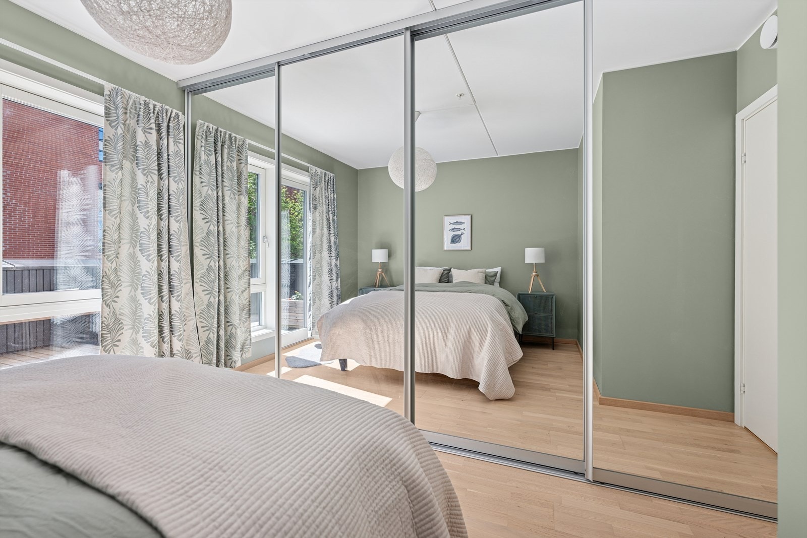 Garderobeløsning med god oppbevaringsplass på hovedsoverommet. Galleribilde