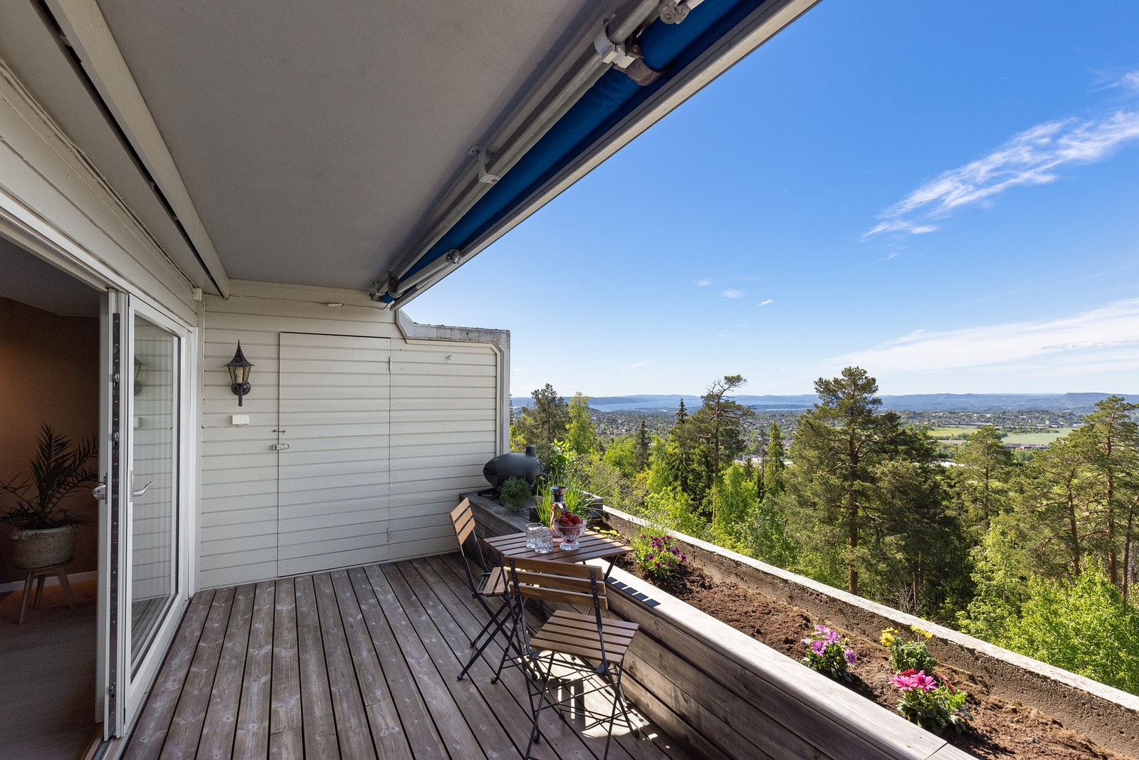 Balkongen ved stue har tilgang til bod, og bruksunderlag med terrassebord av lettstelt kebony Galleribilde