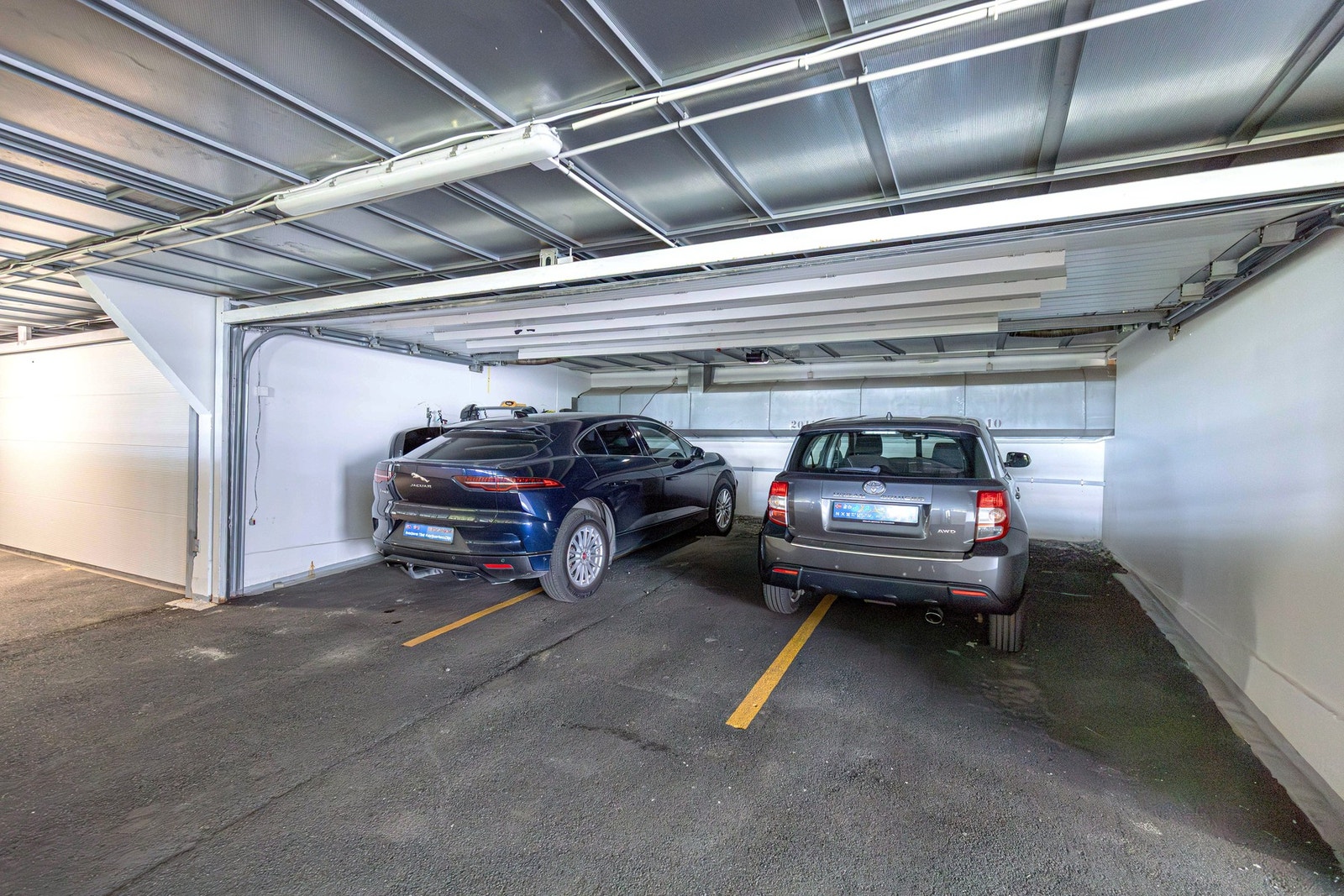 Med boligen følger biloppstillingsplass i felles garasje. El- bil lader er montert ved plassen. Eier leier i dag en ekstra parkeringsplass sammen med en nabo, som gjør at de i praksis disponerer 1,5 garasjeplass hver. I tillegg er det gjesteparkering i sa Galleribilde