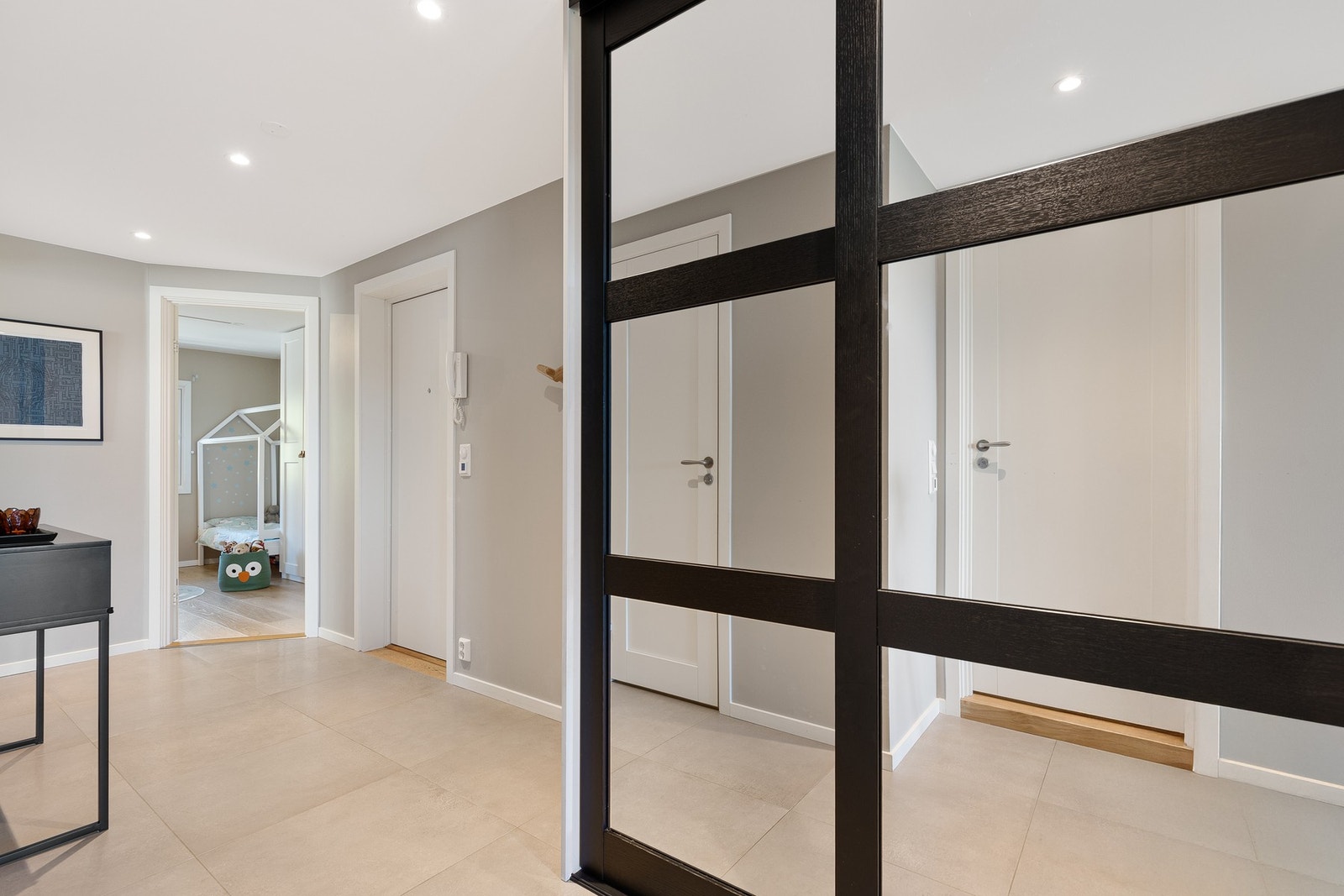 Entréen er utstyrt med skyvedørsgarderobe Galleribilde