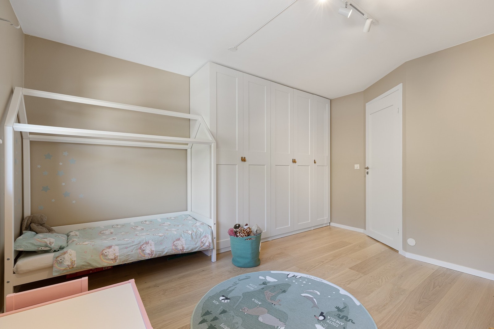 Rommet var opprinnelig to soverom og kan enkelt tilbakeføres ved behov.
Her er god plass for seng av ulik størrelse og hva man ellers måtte trenge av oppbevaringsløsninger Galleribilde