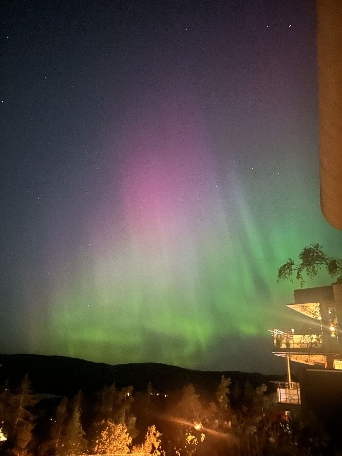 Selgers private bilde av nordlys sett fra balkongen Galleribilde